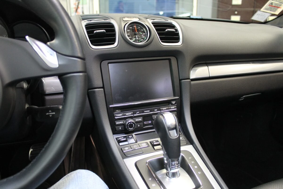 Porsche Boxster S : création de l'option caméra de recul sur l'écran d'origine