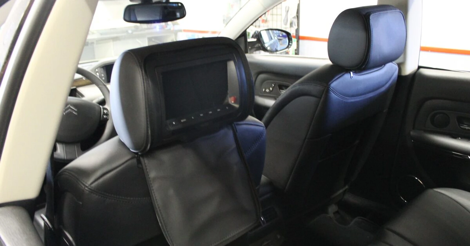 Citroën C6 : écrans appuie-tête DVD et jeux