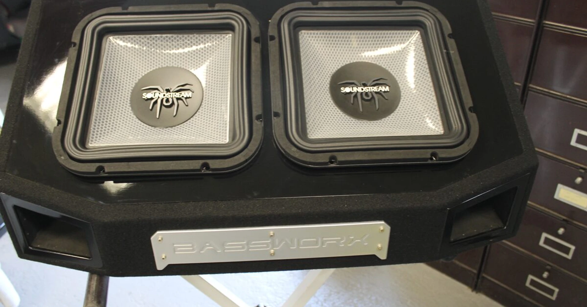 Caisson SPL Soundstream pour Opel Astra