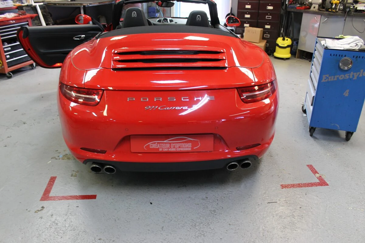 Porsche 991 : caméra de recul peinte couleur carrosserie sur l'écran d'origine