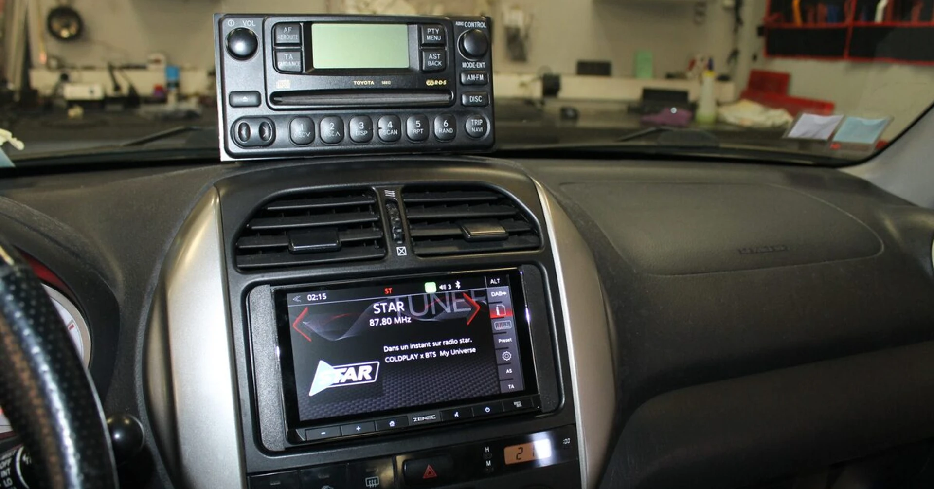 Toyota RAV4 : autoradio CarPlay Zenec et caméra de recul