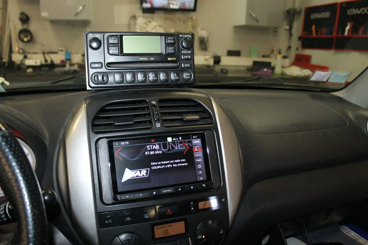 Toyota RAV4 : autoradio Zenec CarPlay et caméra de recul
