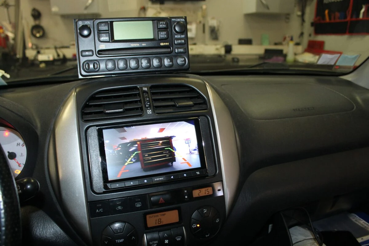 Toyota RAV4 : autoradio Zenec CarPlay et caméra de recul