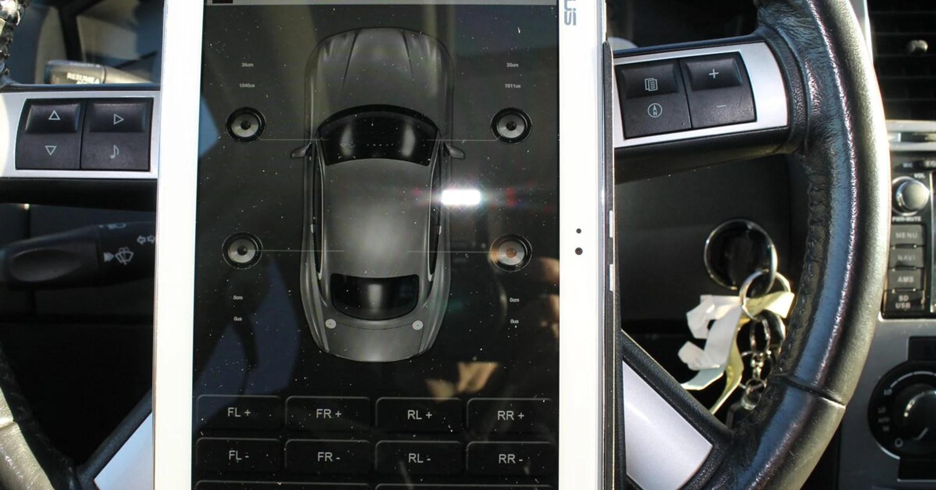 Chrysler 300C : ampli DSP BLAM RA704RT et autoradio GPS