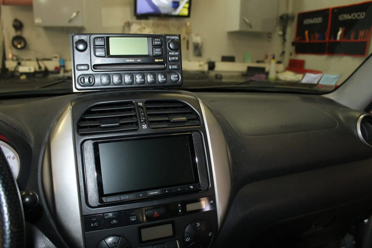 Toyota RAV4 : autoradio Zenec CarPlay et caméra de recul