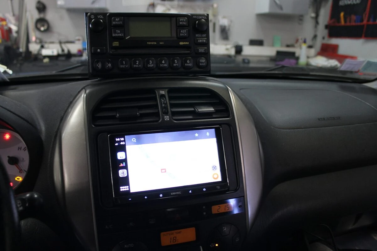 Toyota RAV4 : autoradio Zenec CarPlay et caméra de recul