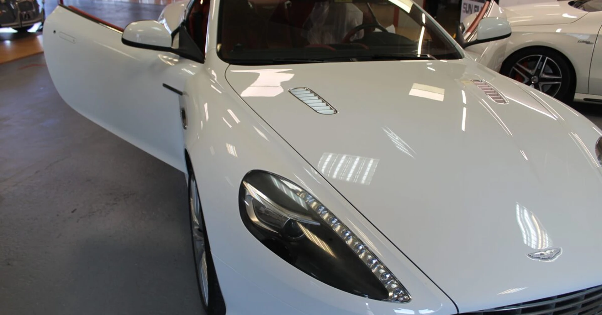 Aston Martin DB9 : CarPlay, Android Auto et caméra avant