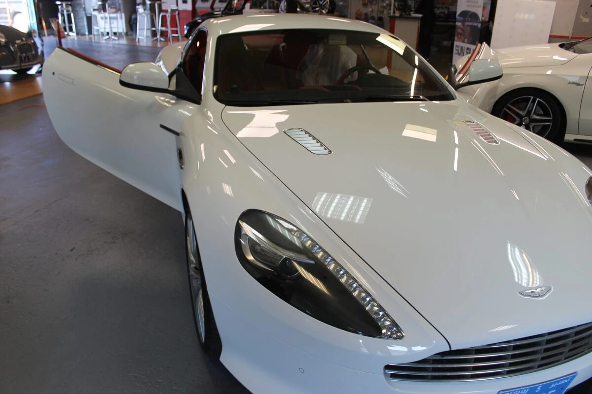 Aston Martin DB9 : CarPlay et caméra avant avec GoFast 60