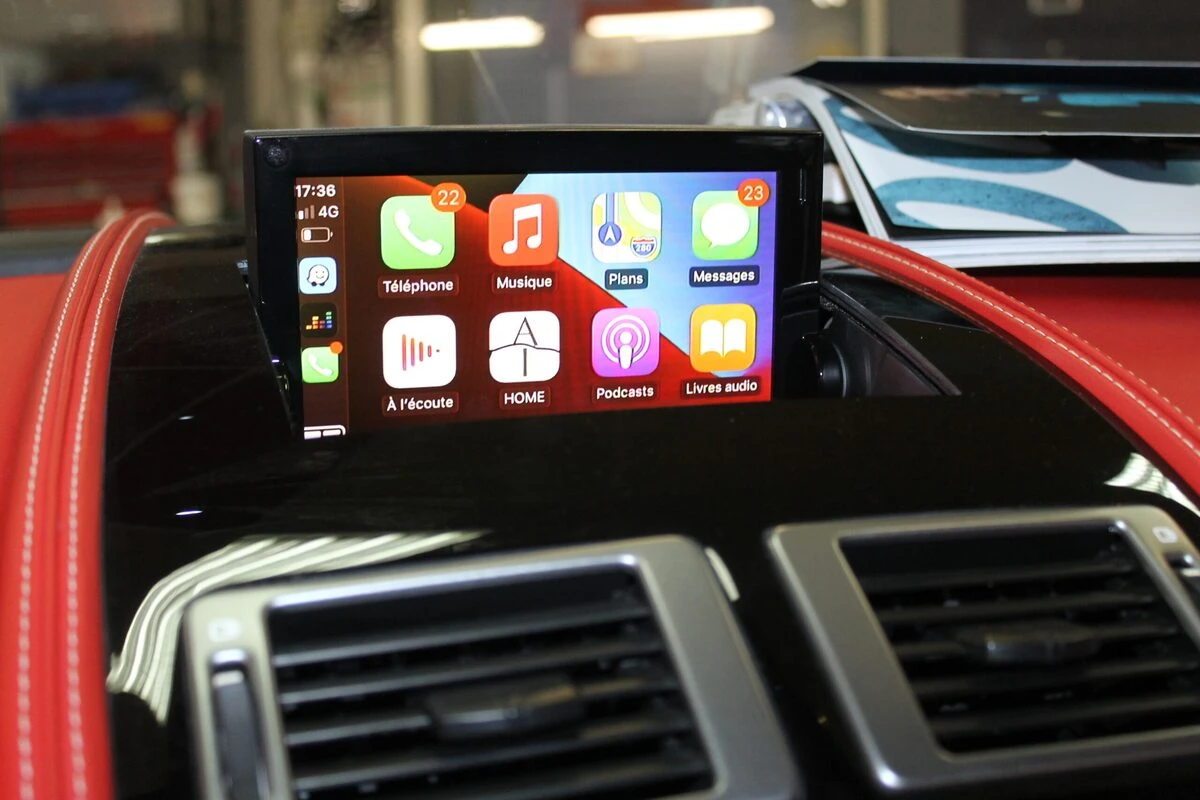 Aston Martin DB9 : CarPlay et caméra avant avec GoFast 60