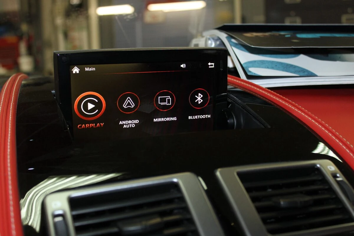 Aston Martin DB9 : CarPlay et caméra avant avec GoFast 60