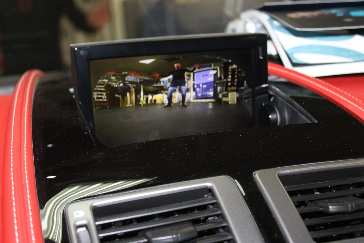 Aston Martin DB9 : CarPlay et caméra avant avec GoFast 60