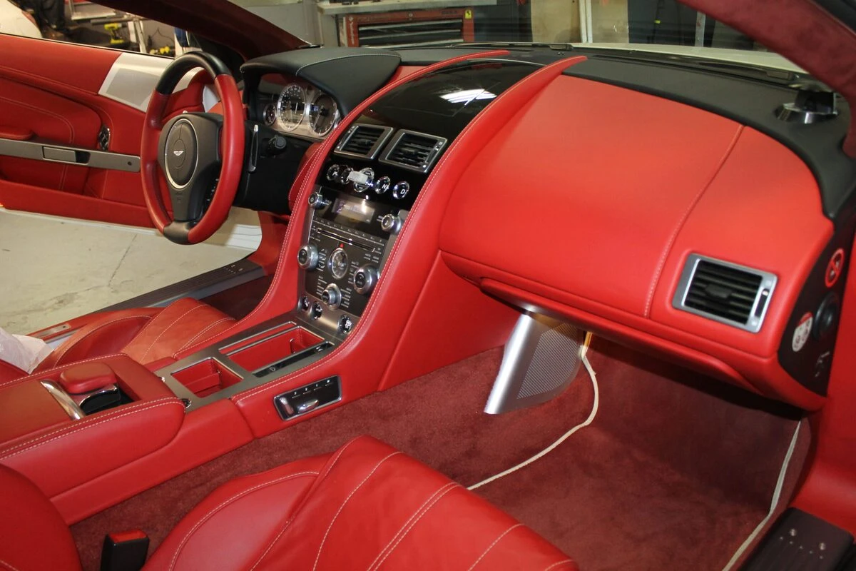 Aston Martin DB9 : CarPlay et caméra avant avec GoFast 60