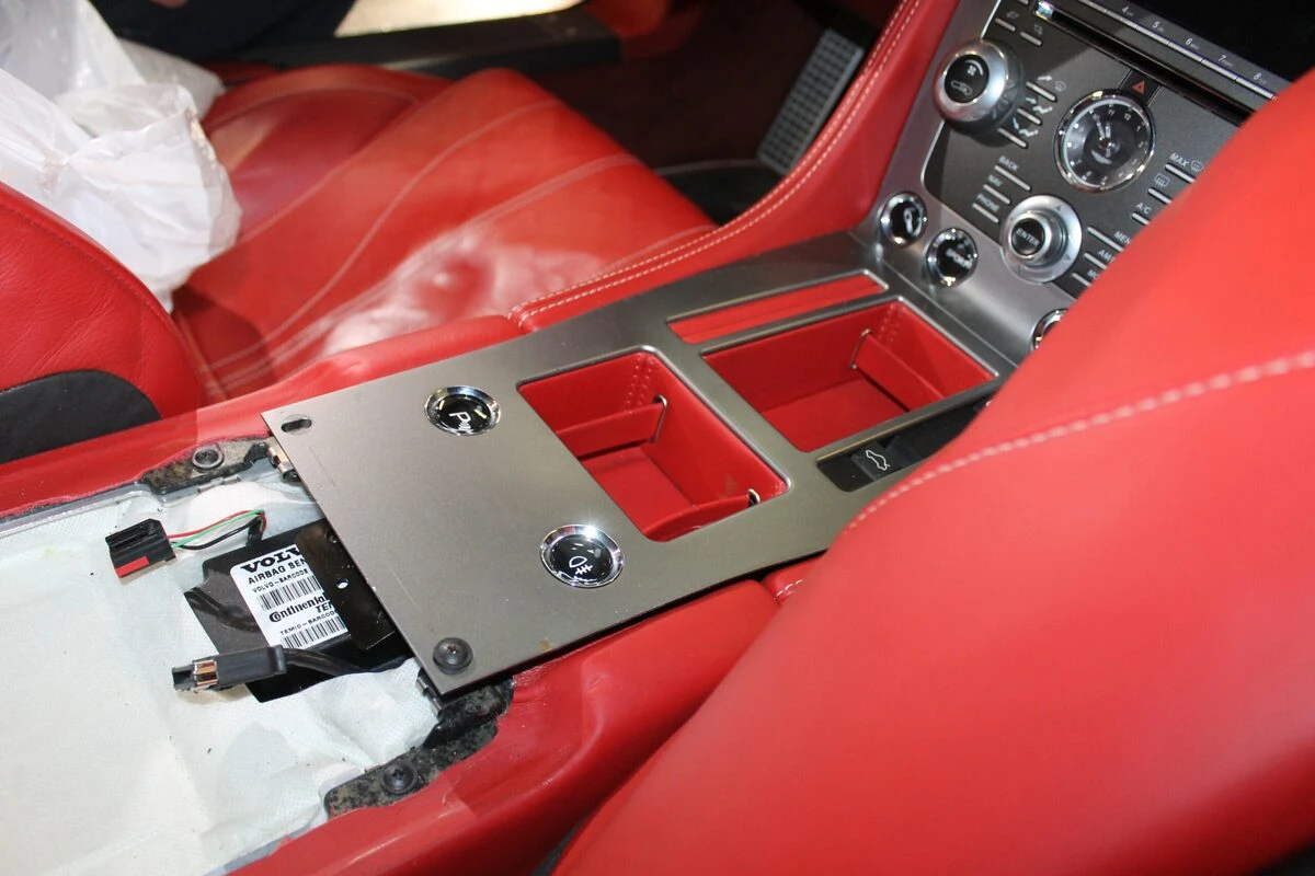 Aston Martin DB9 : CarPlay et caméra avant avec GoFast 60