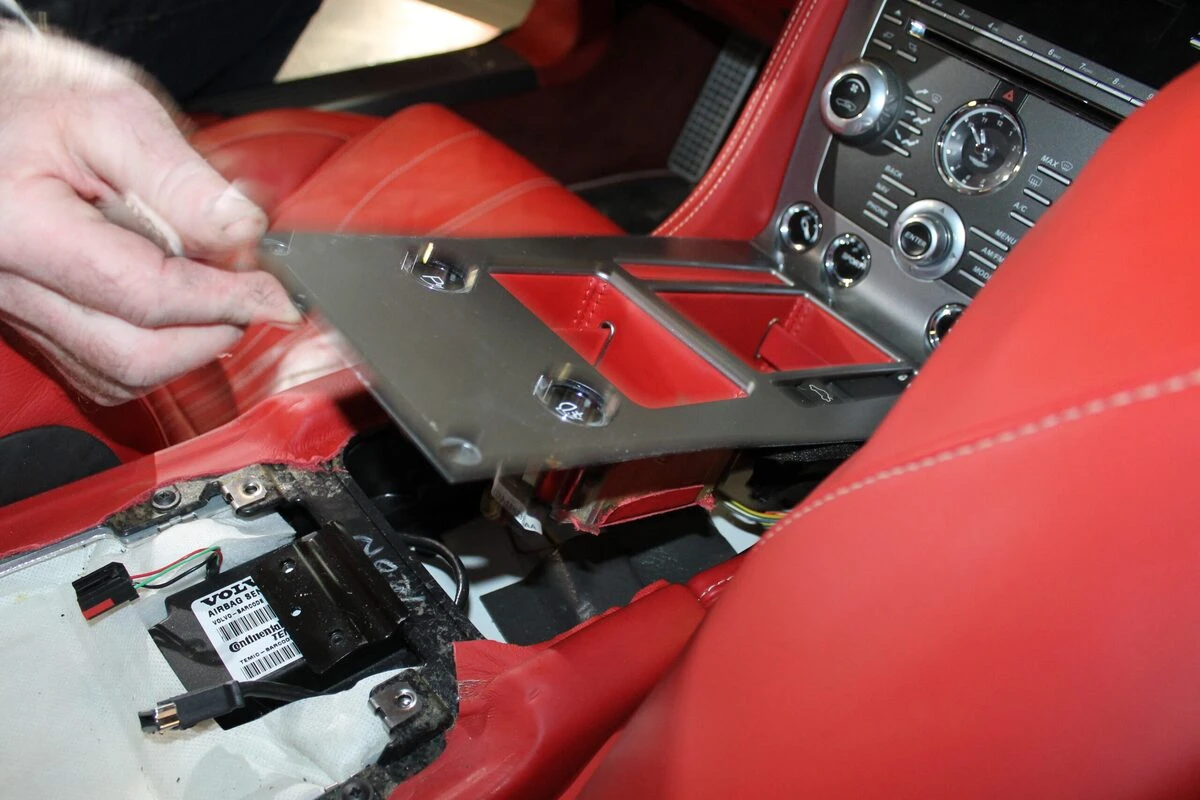 Aston Martin DB9 : CarPlay et caméra avant avec GoFast 60