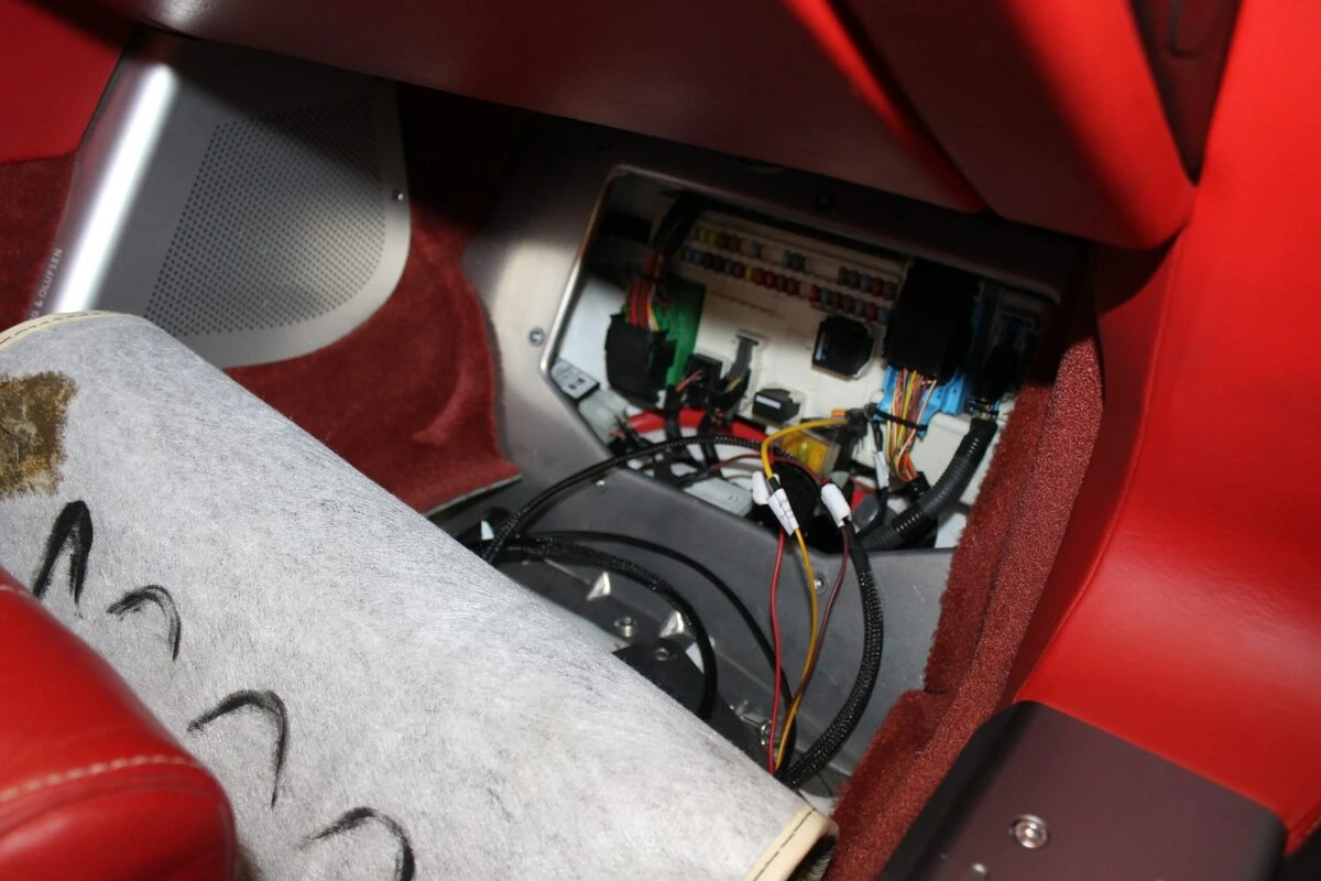 Aston Martin DB9 : CarPlay et caméra avant avec GoFast 60