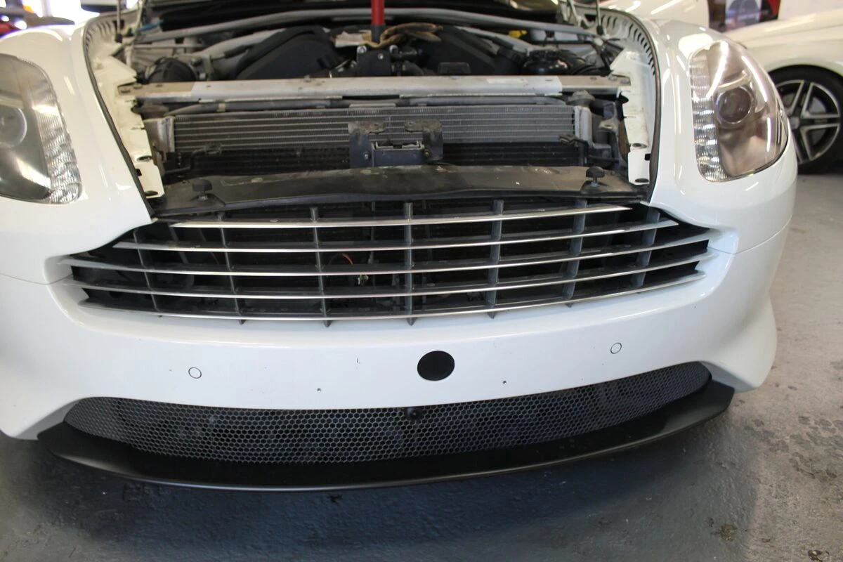 Aston Martin DB9 : CarPlay et caméra avant avec GoFast 60