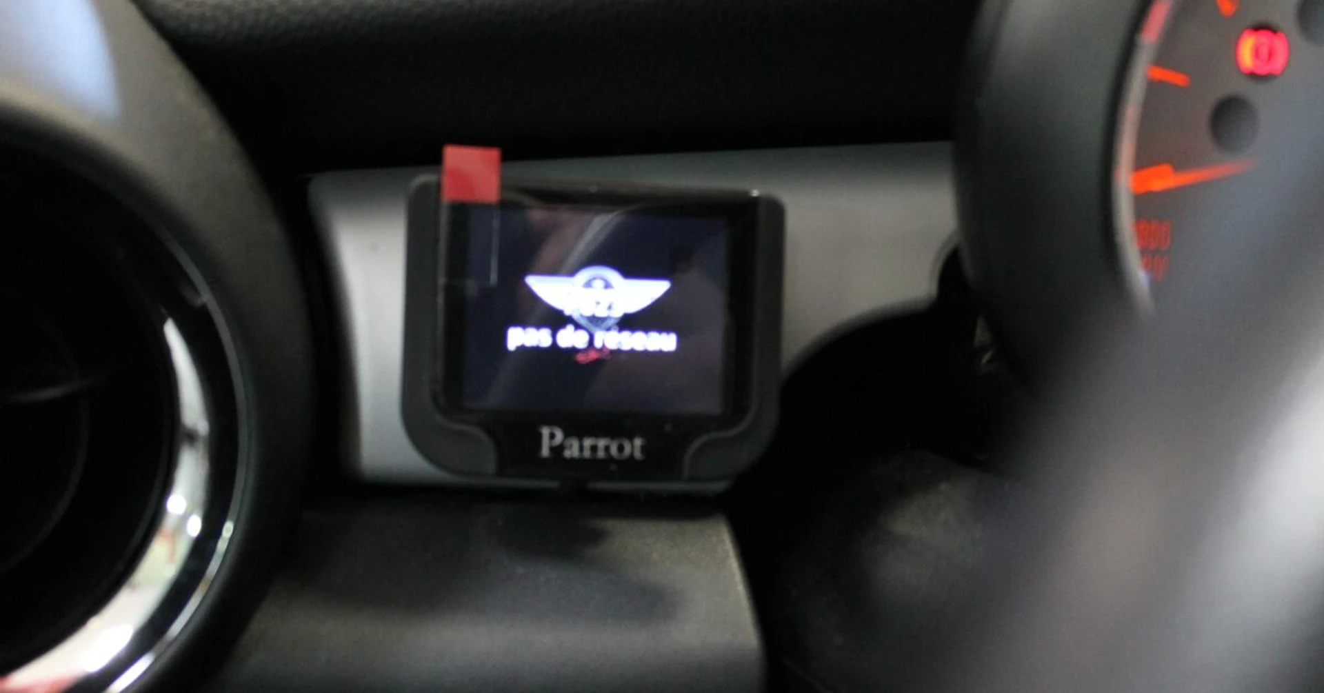 Mini Cooper : kit Parrot avec logo Mini à l'écran