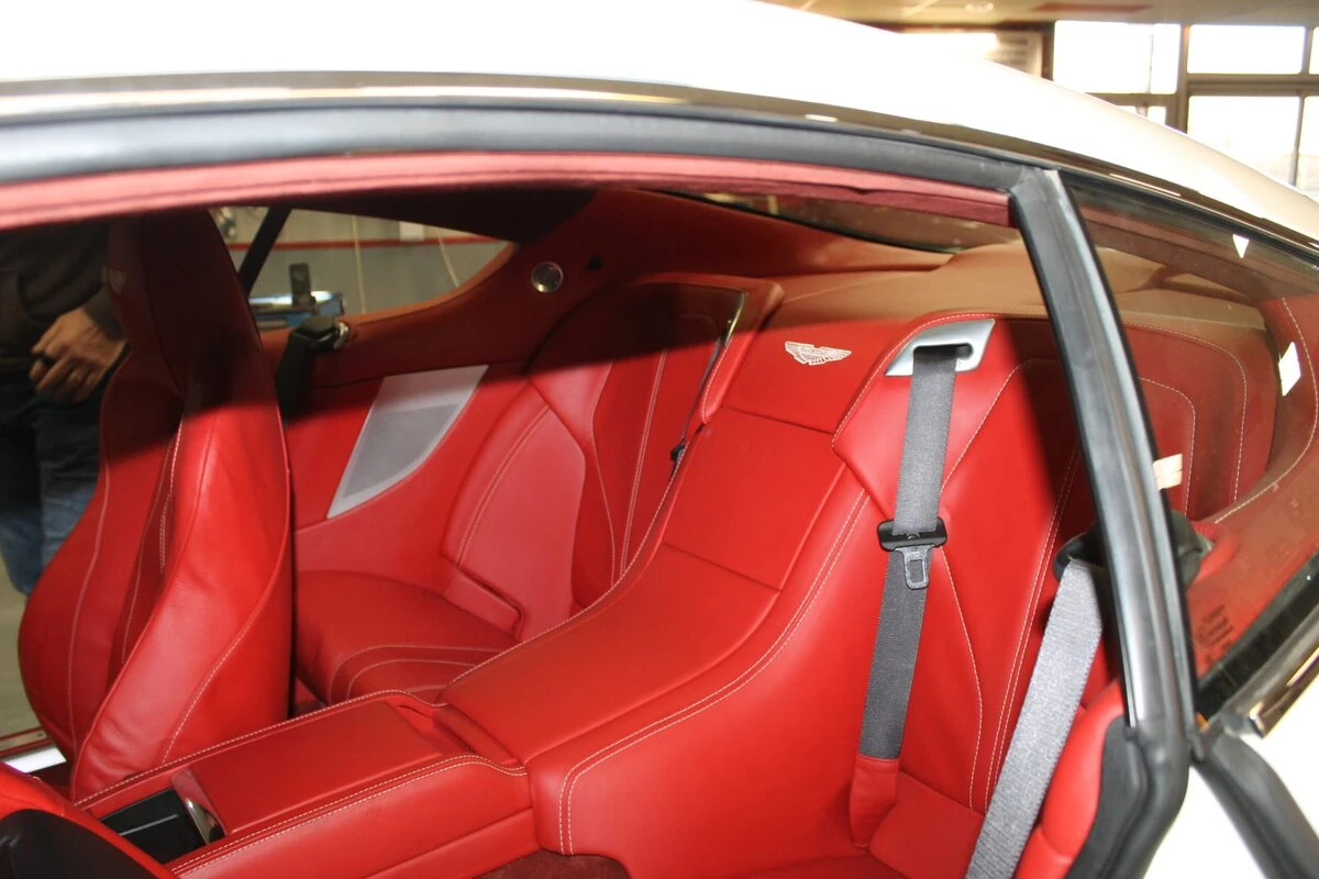 Aston Martin DB9 : CarPlay et caméra avant avec GoFast 60
