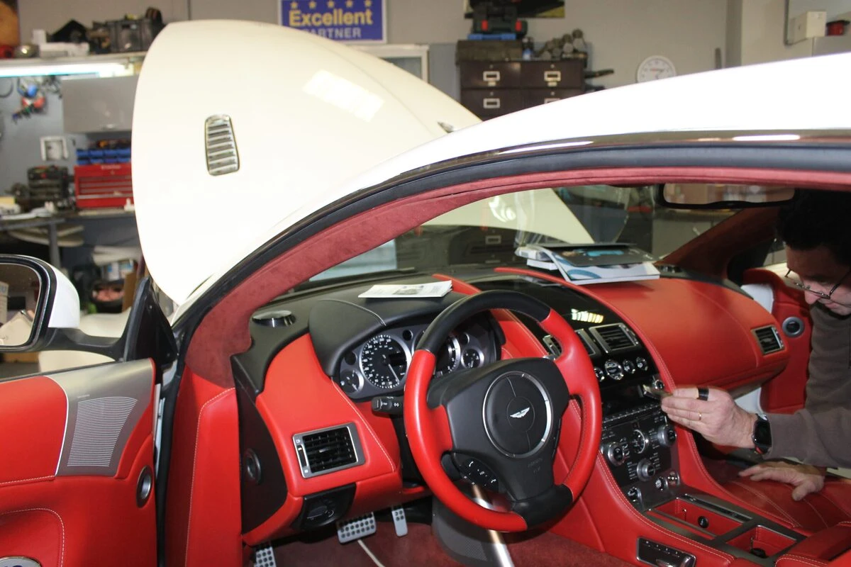 Aston Martin DB9 : CarPlay et caméra avant avec GoFast 60