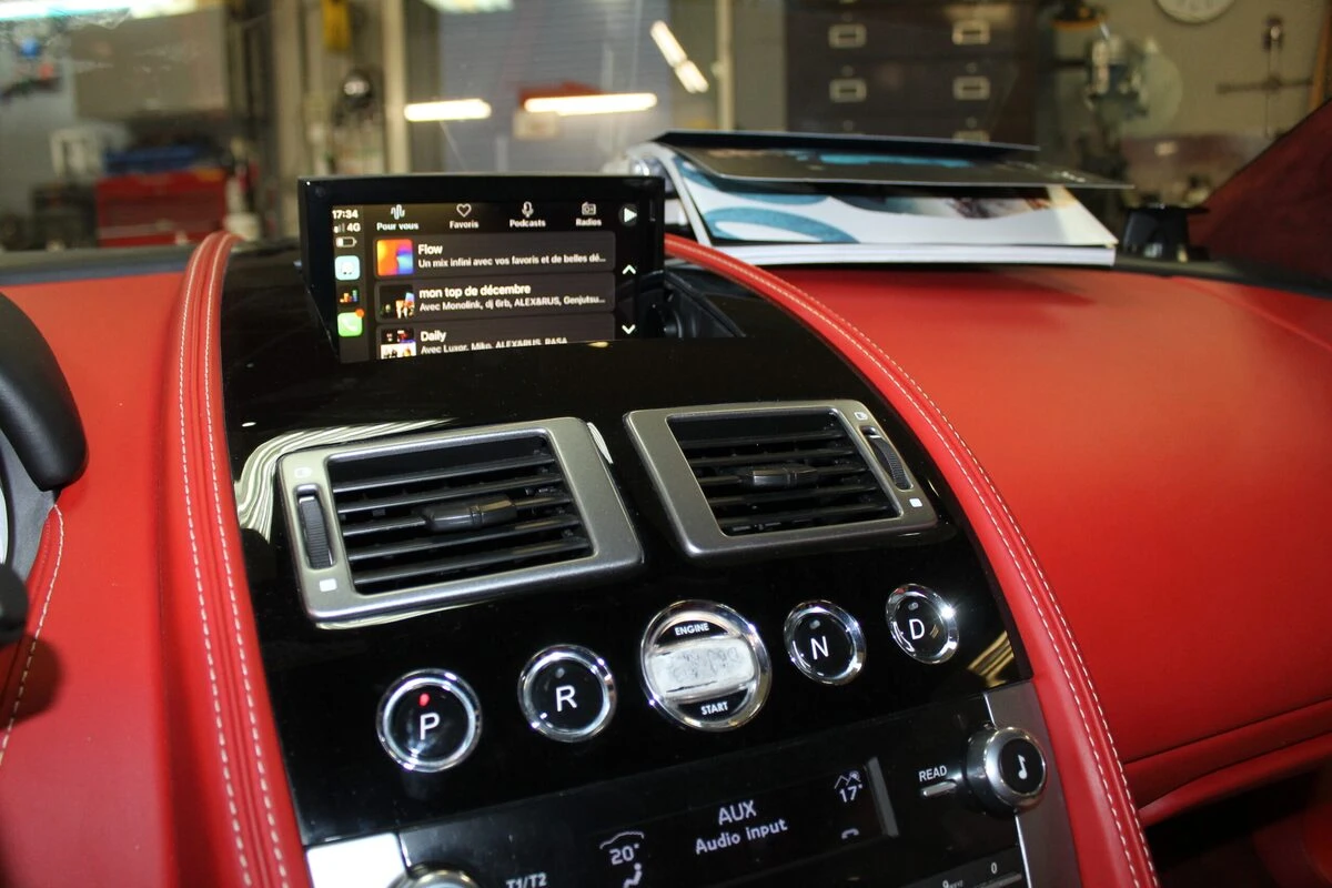 Aston Martin DB9 : CarPlay et caméra avant avec GoFast 60