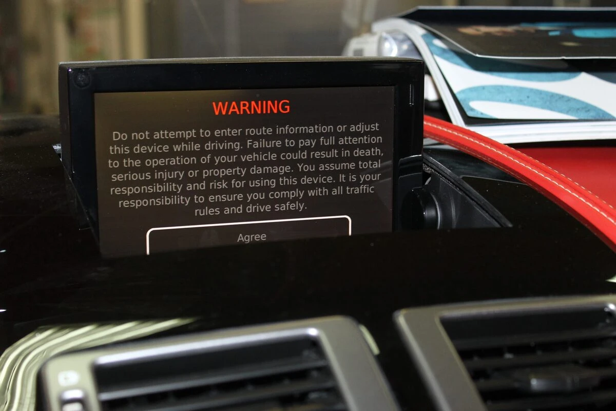 Aston Martin DB9 : CarPlay et caméra avant avec GoFast 60