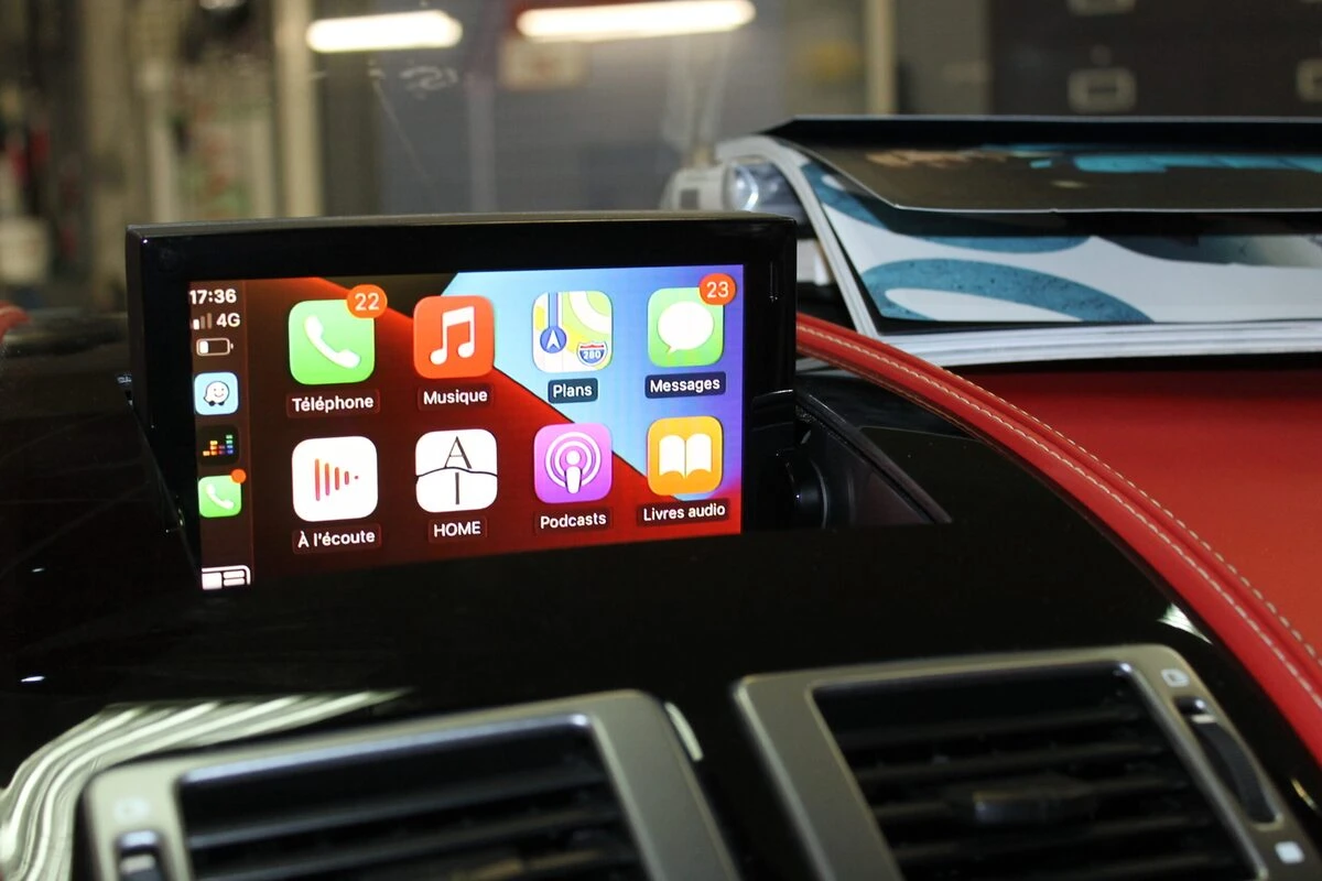 Aston Martin DB9 : CarPlay et caméra avant avec GoFast 60