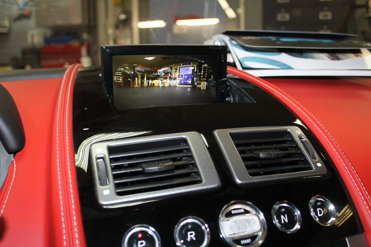 Aston Martin DB9 : CarPlay et caméra avant avec GoFast 60