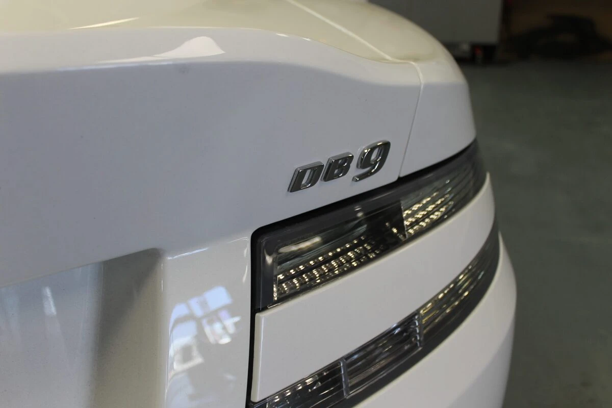Aston Martin DB9 : CarPlay et caméra avant avec GoFast 60