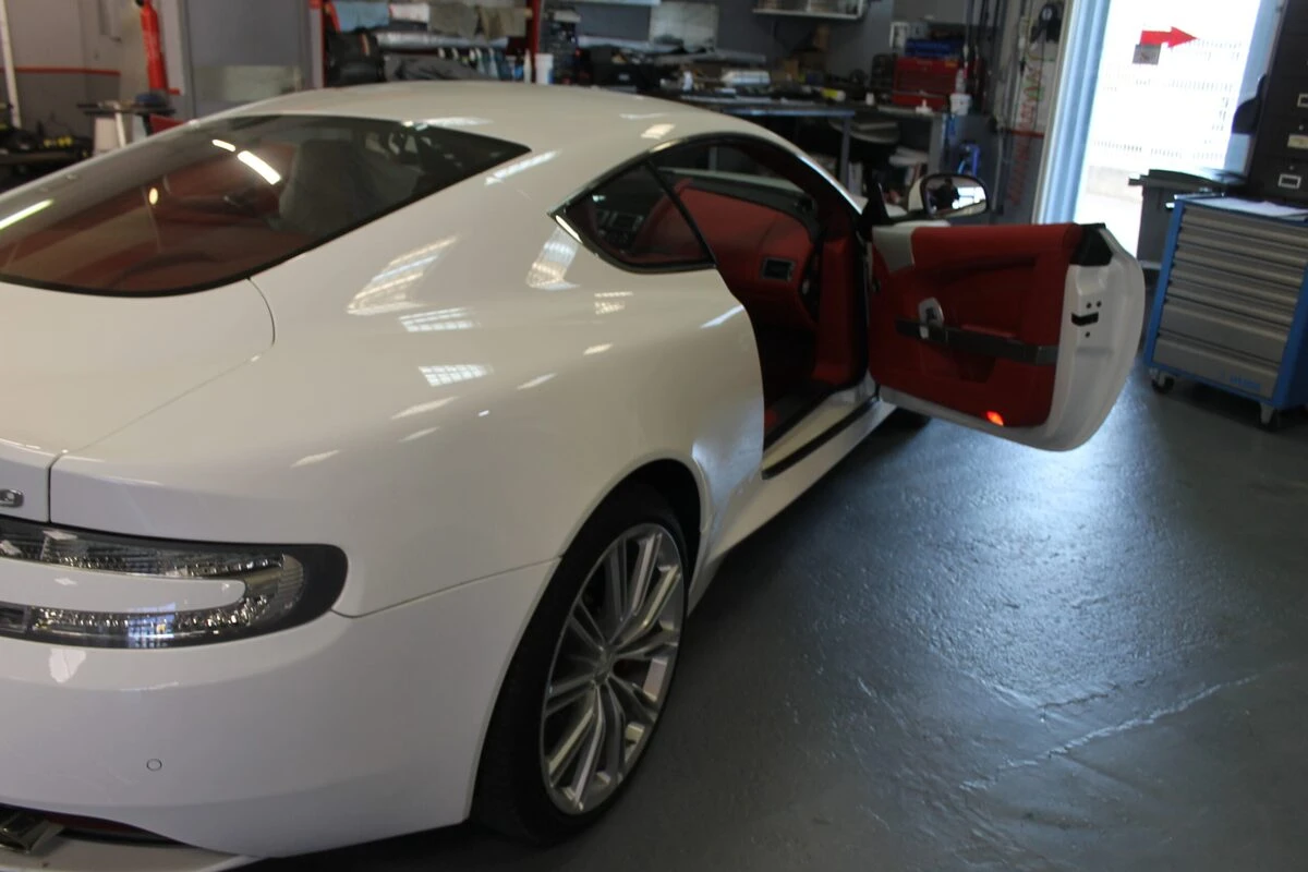 Aston Martin DB9 : CarPlay et caméra avant avec GoFast 60