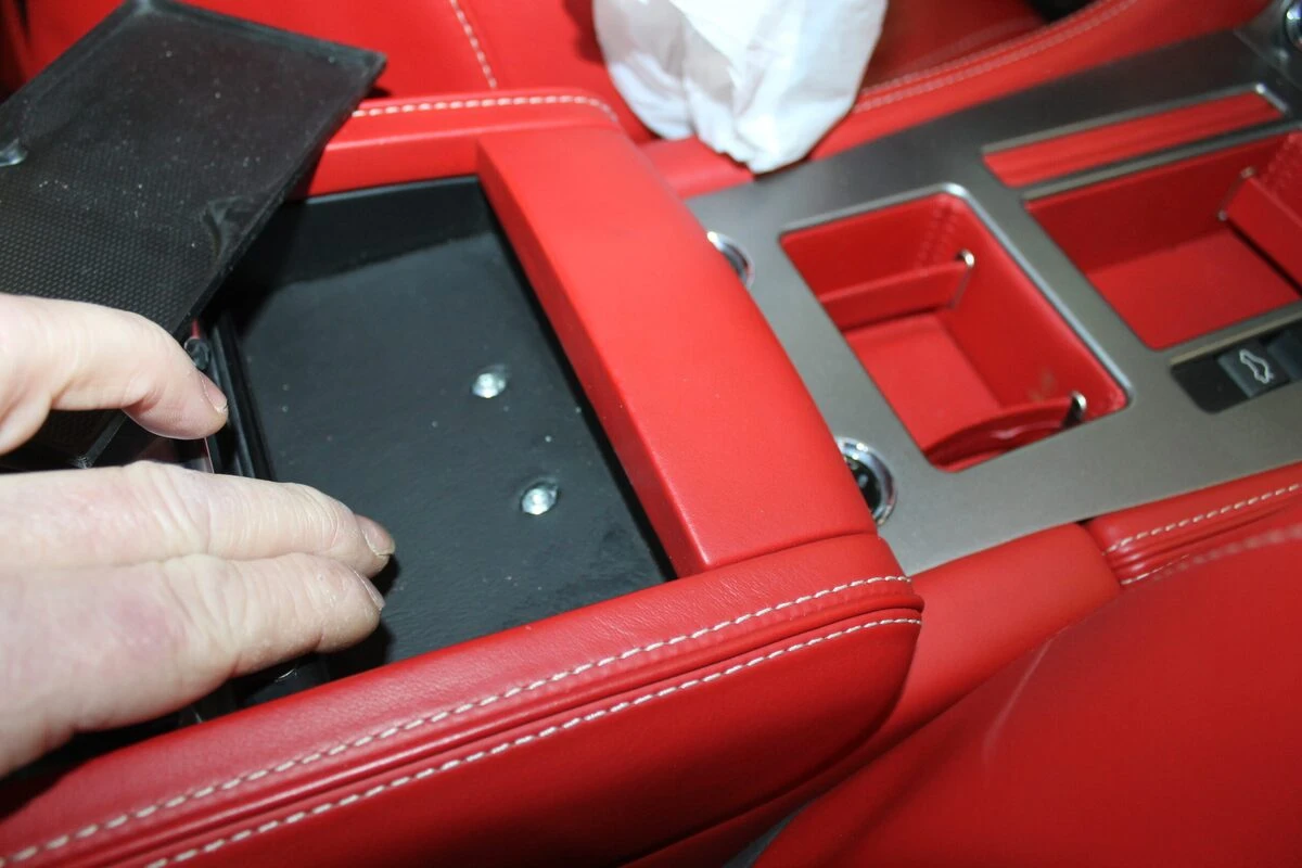 Aston Martin DB9 : CarPlay et caméra avant avec GoFast 60