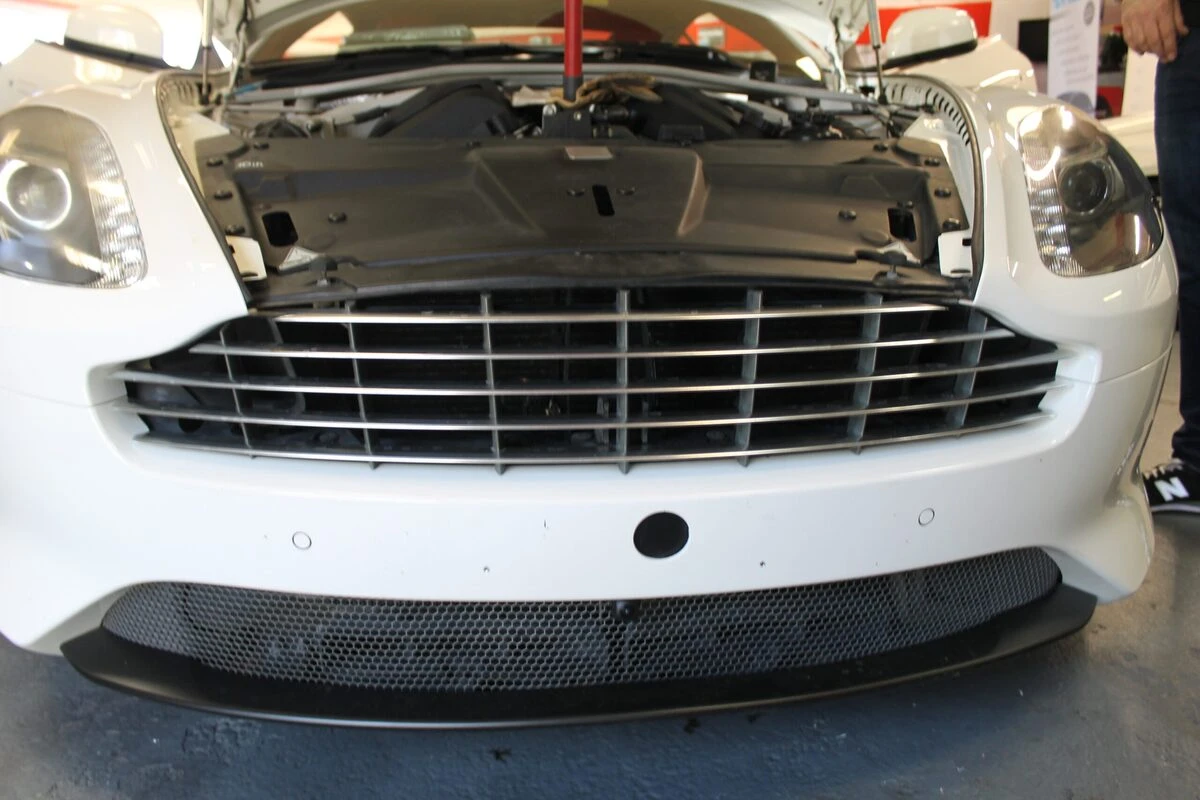 Aston Martin DB9 : CarPlay et caméra avant avec GoFast 60