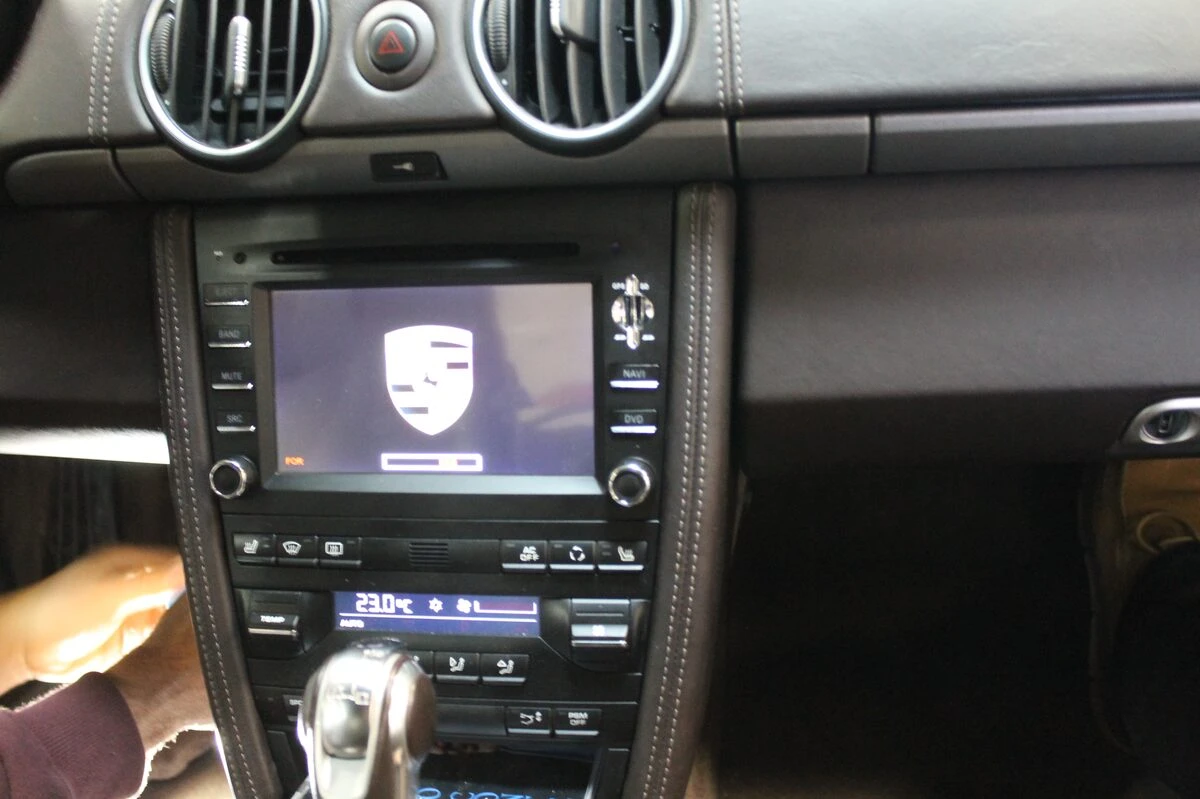 Porsche Cayman : autoradio GPS façon PCM noir
