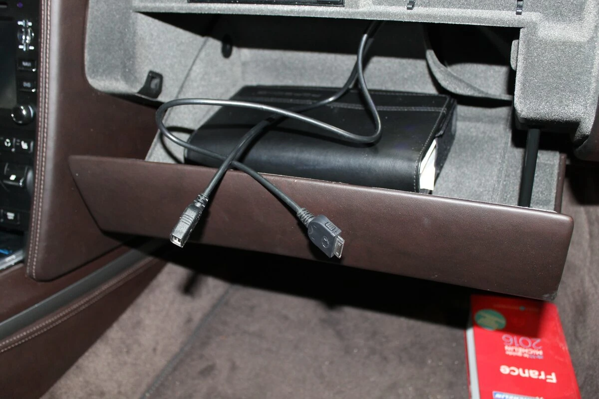 Porsche Cayman : autoradio GPS façon PCM noir