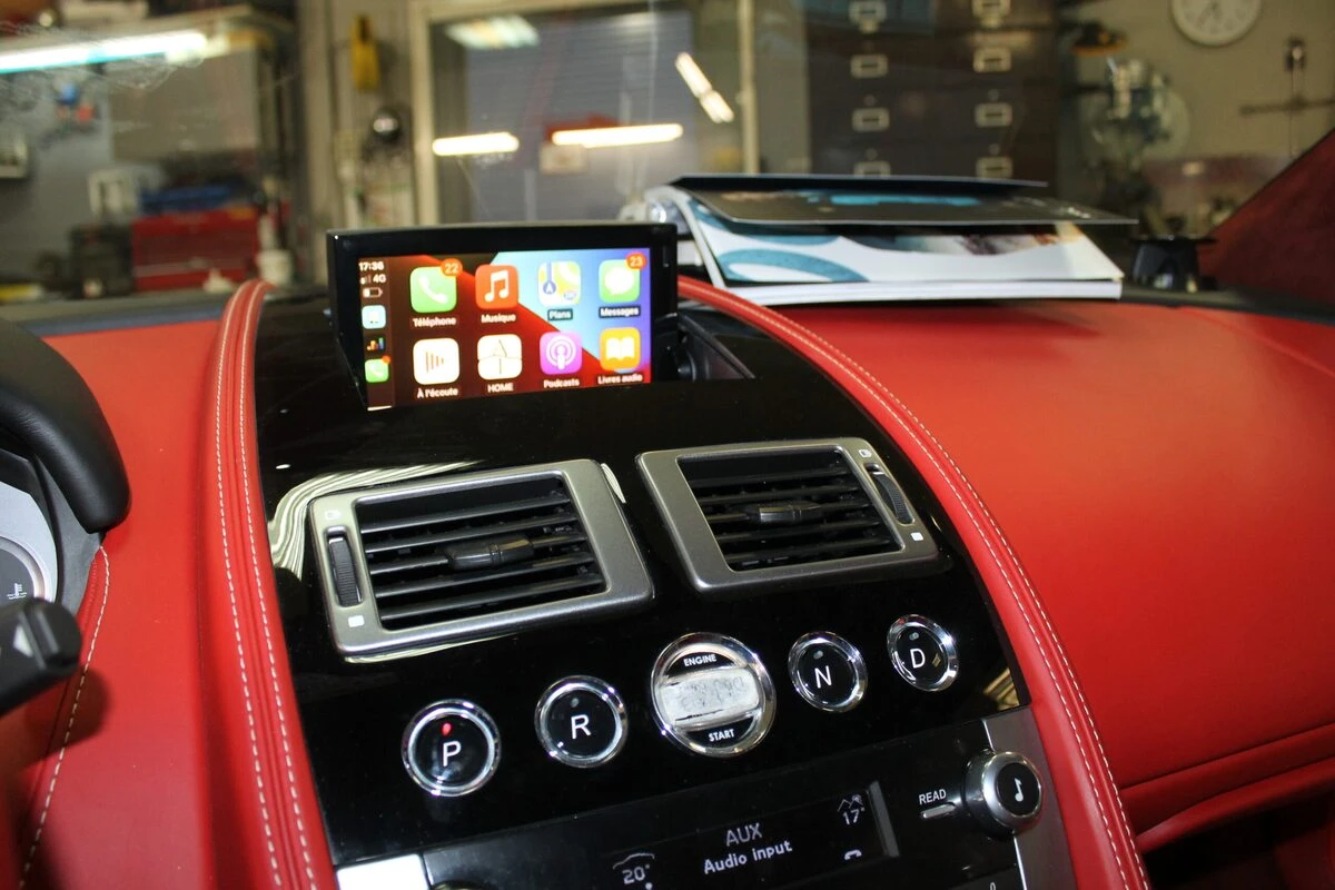 Aston Martin DB9 : CarPlay et caméra avant avec GoFast 60