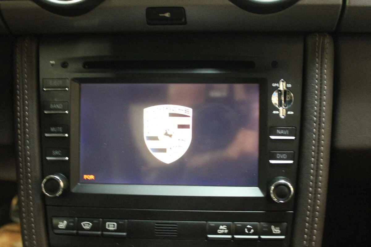 Porsche Cayman : autoradio GPS façon PCM noir