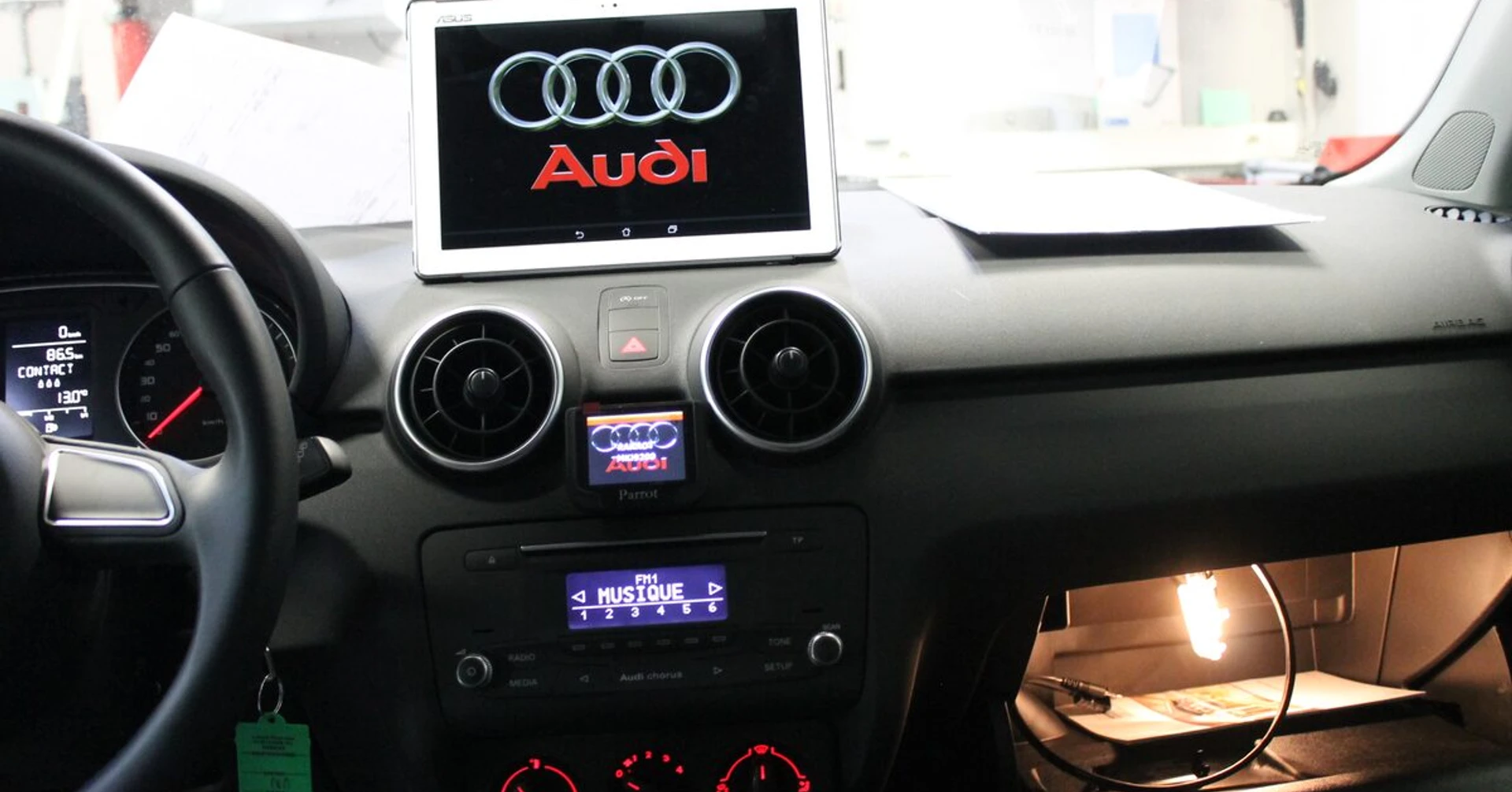 Audi A1 : kit mains libres Parrot au logo Audi