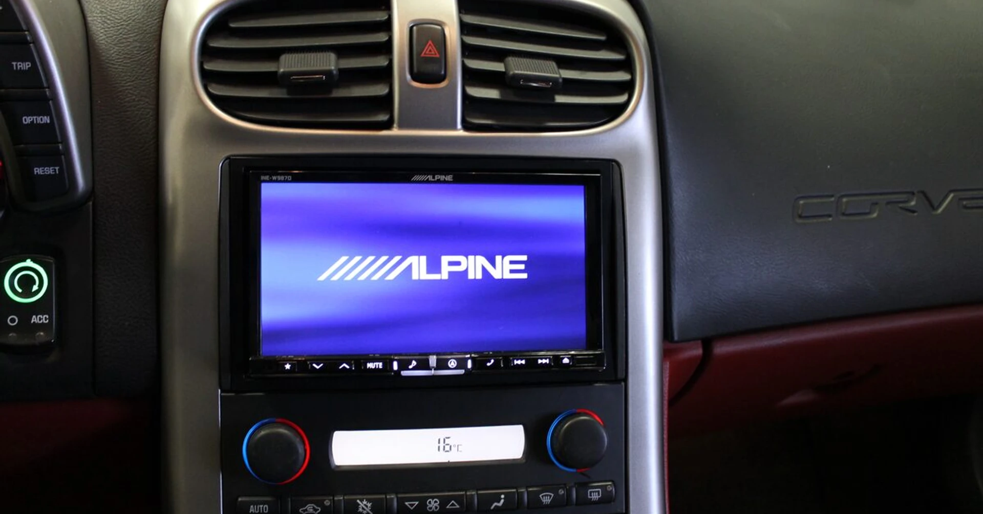 Corvette : BLAM, Alpine INE-W987D et échappement inox