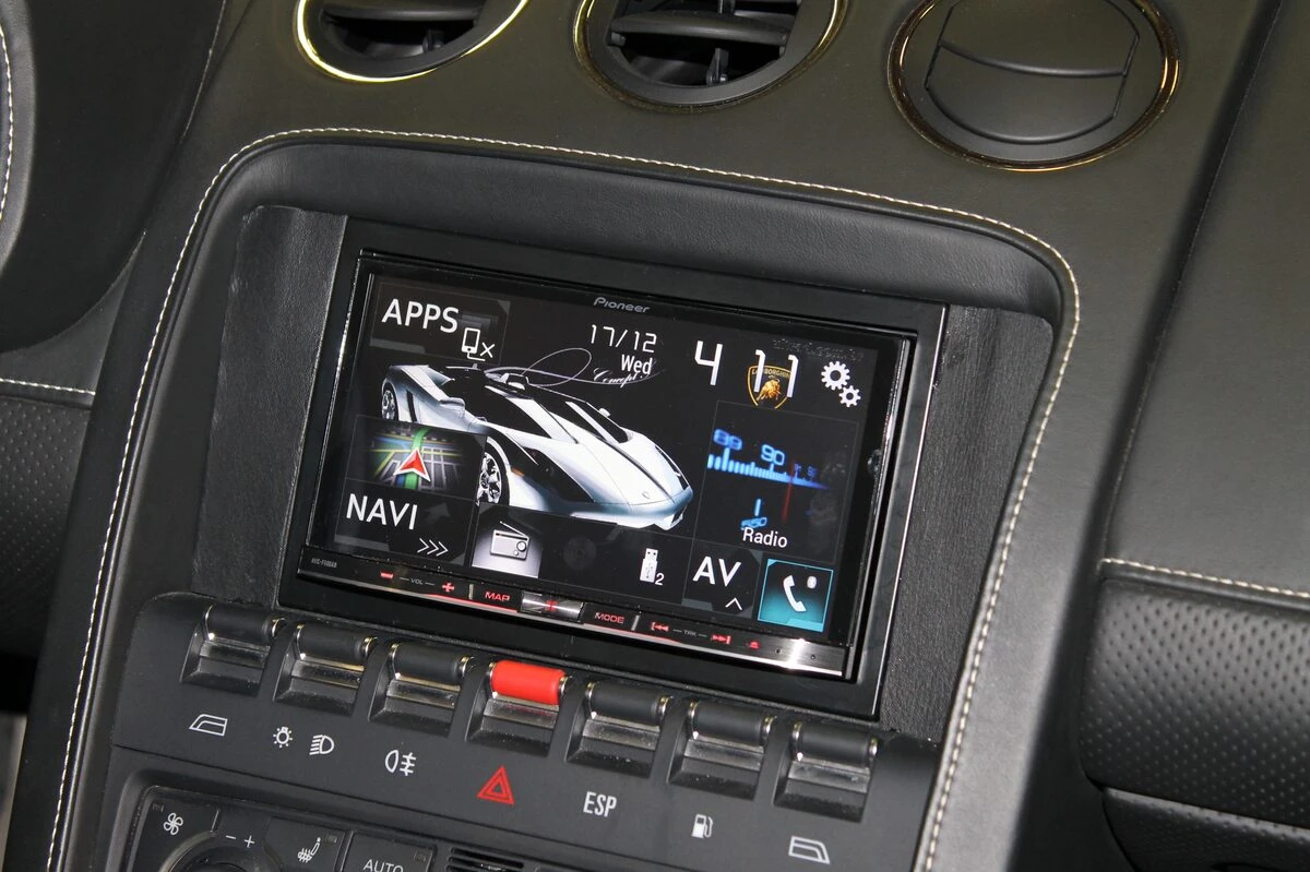 Lamborghini Gallardo : GPS 2 DIN Pioneer avec MirrorLink