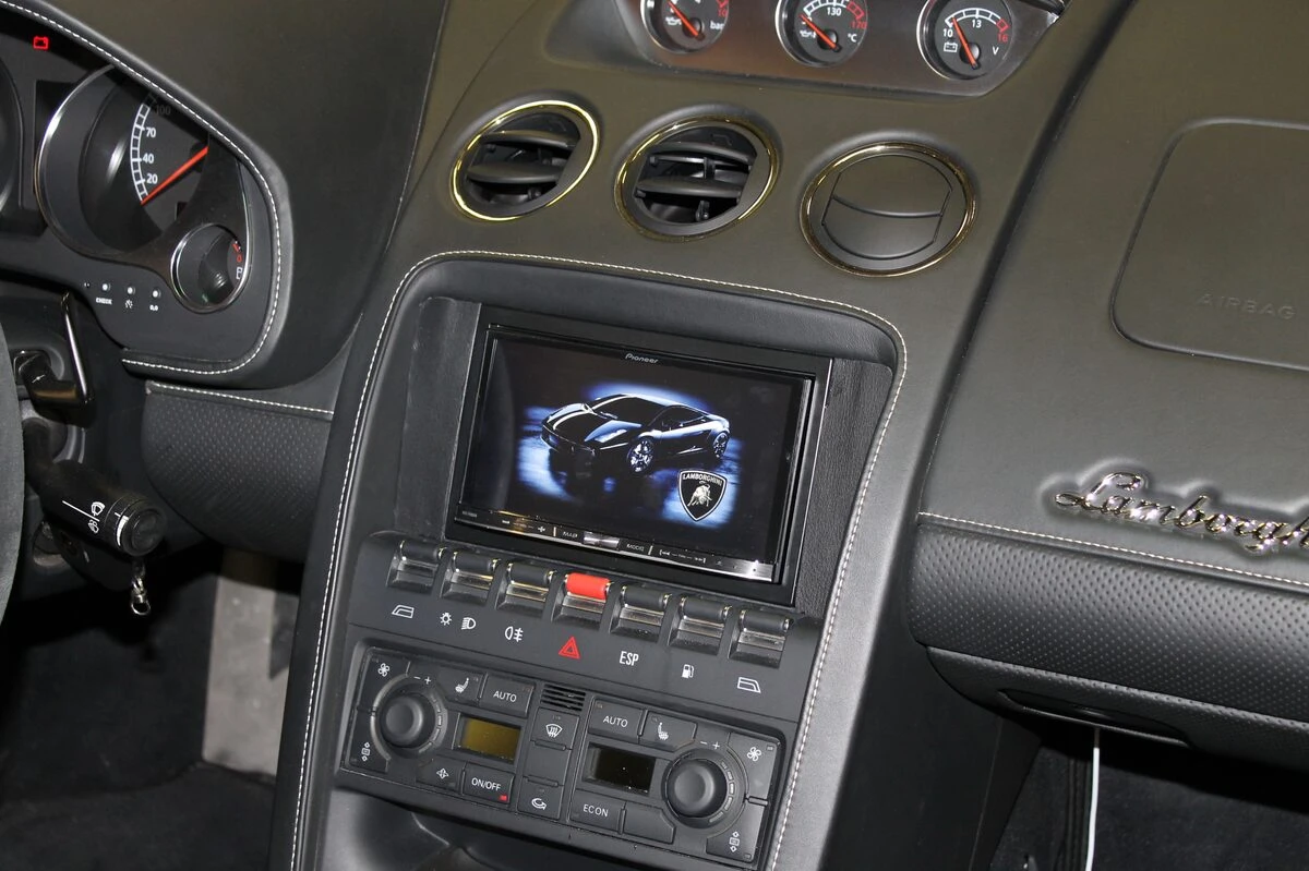 Lamborghini Gallardo : GPS 2 DIN Pioneer avec MirrorLink