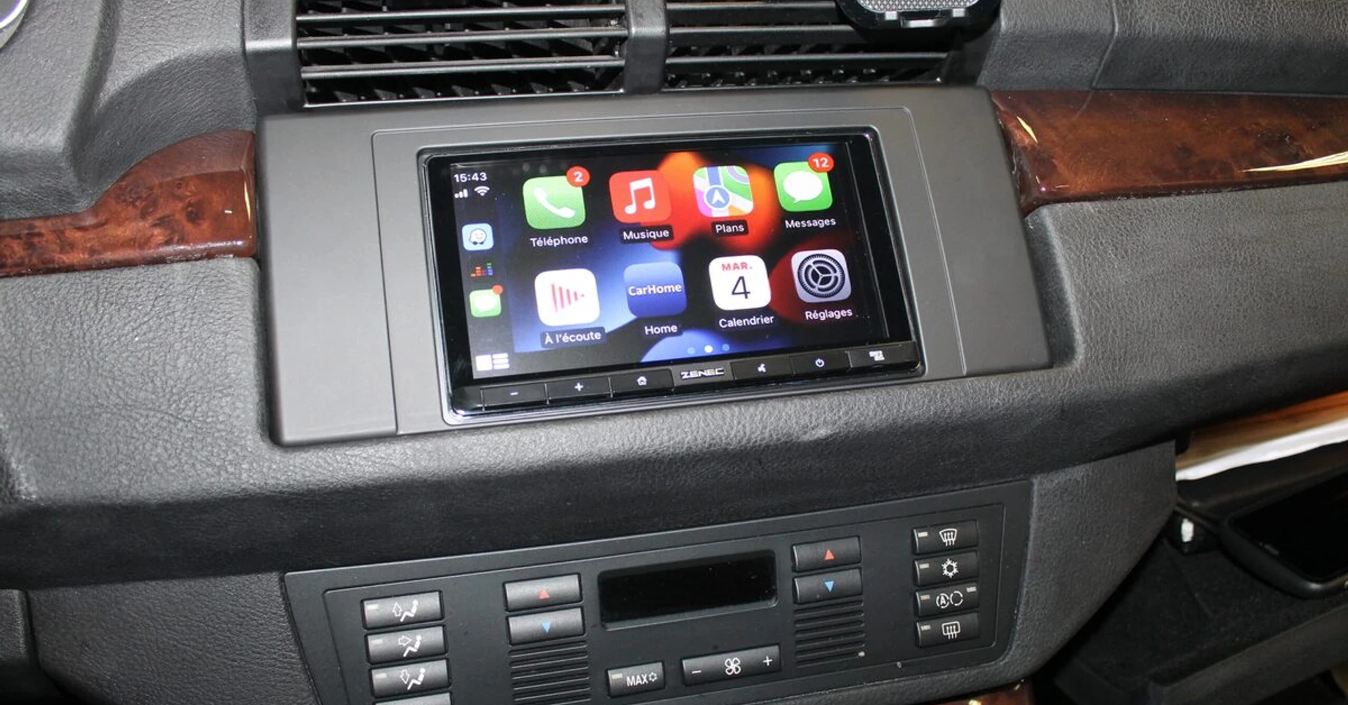 BMW X5 : autoradio CarPlay Zenec et caméra de recul
