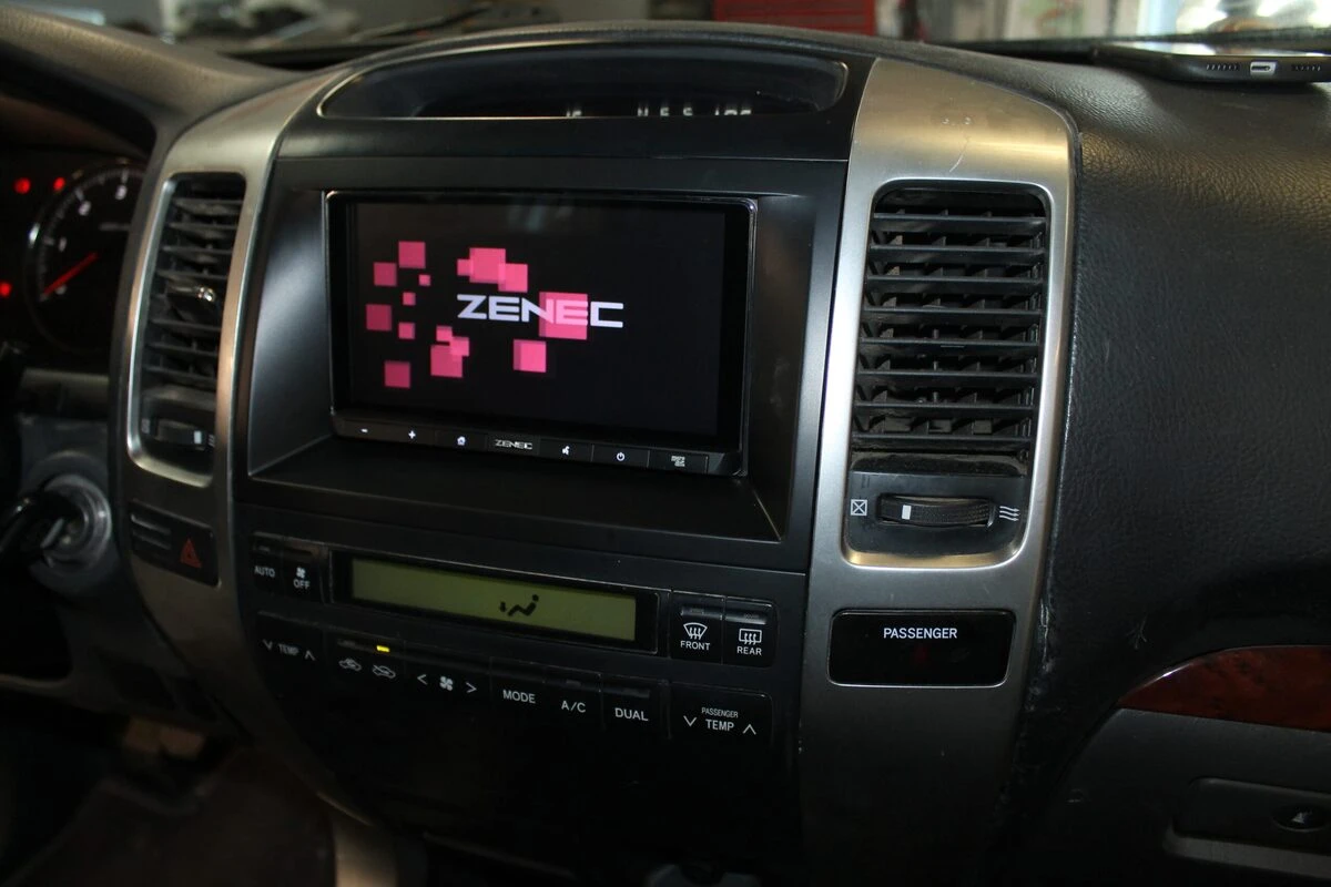 Toyota Land Cruiser : autoradio Zenec avec Apple CarPlay