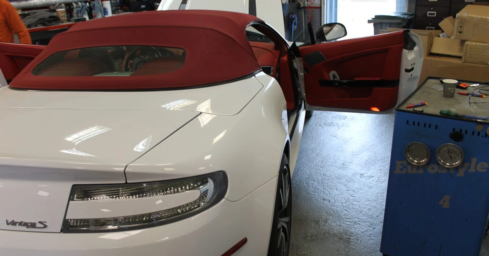 Aston Martin Vantage Roadster : CarPlay et caméras