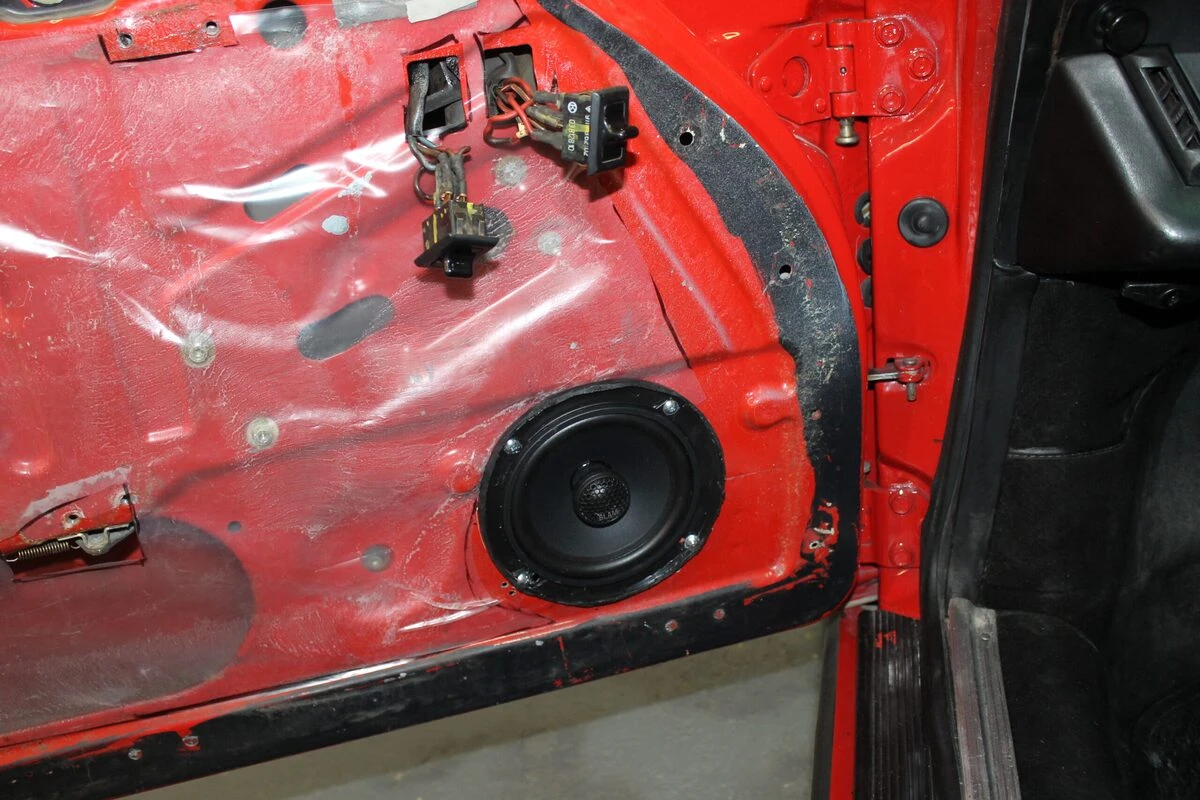 Porsche 911 SC Targa : autoradio Bremen et haut-parleurs BLAM