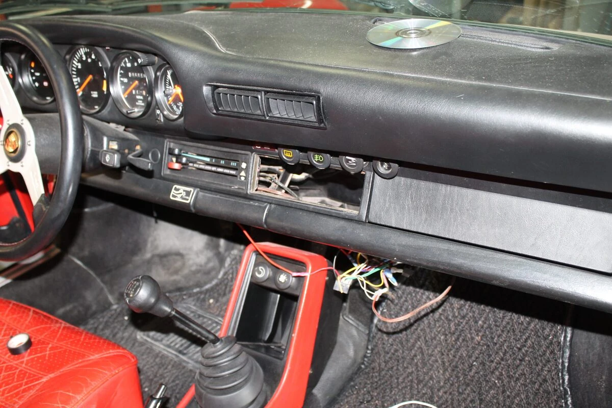 Porsche 911 SC Targa : autoradio Bremen et haut-parleurs BLAM