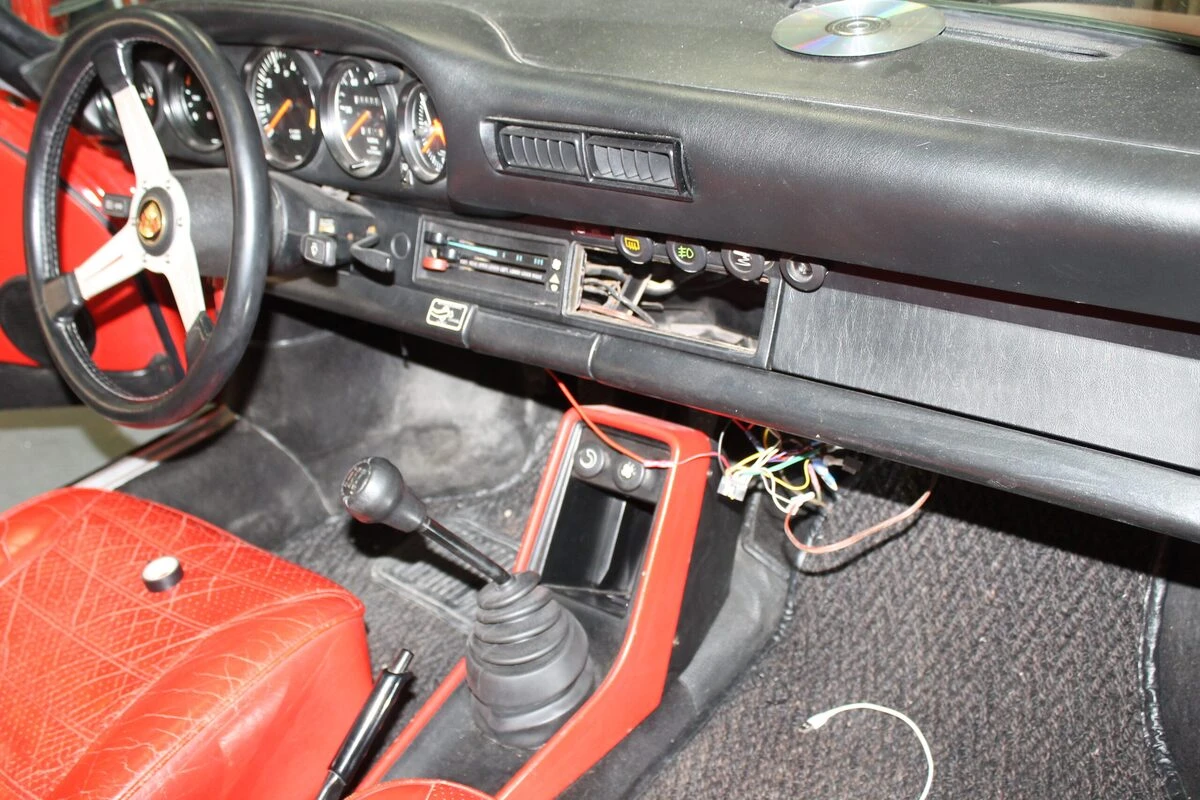 Porsche 911 SC Targa : autoradio Bremen et haut-parleurs BLAM