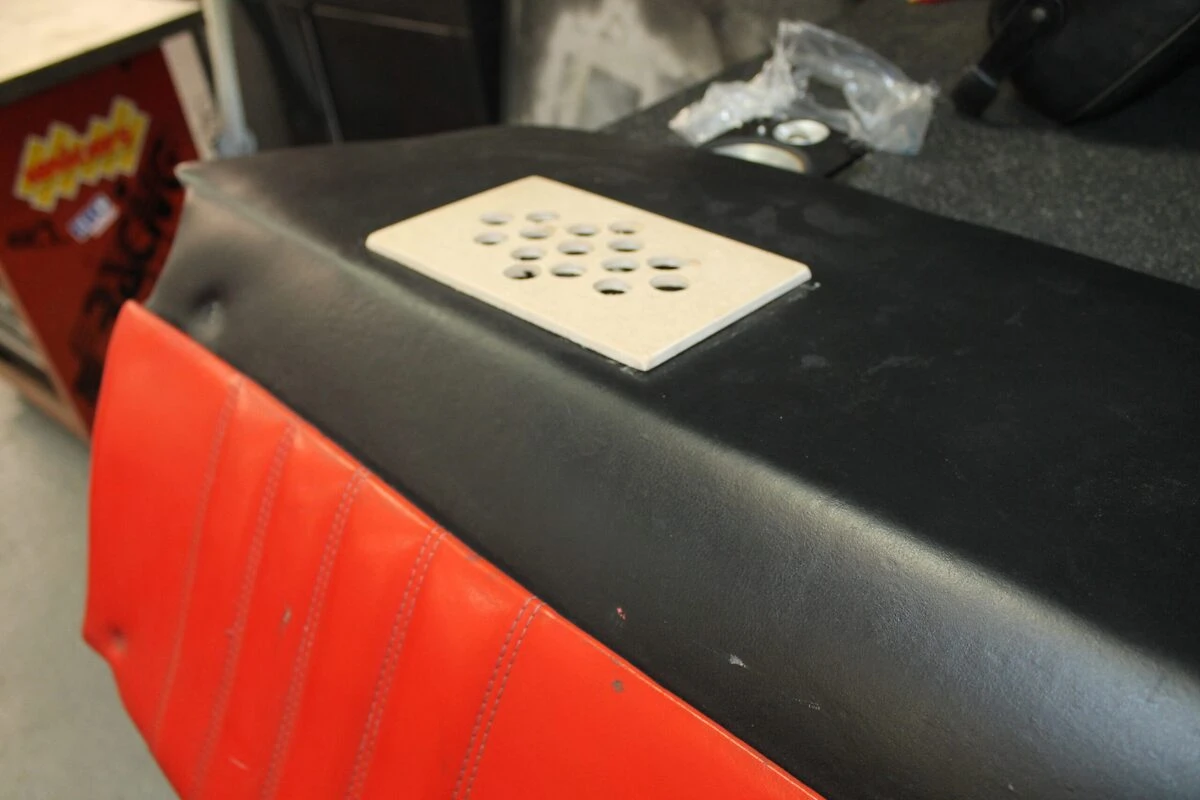 Porsche 911 SC Targa : autoradio Bremen et haut-parleurs BLAM