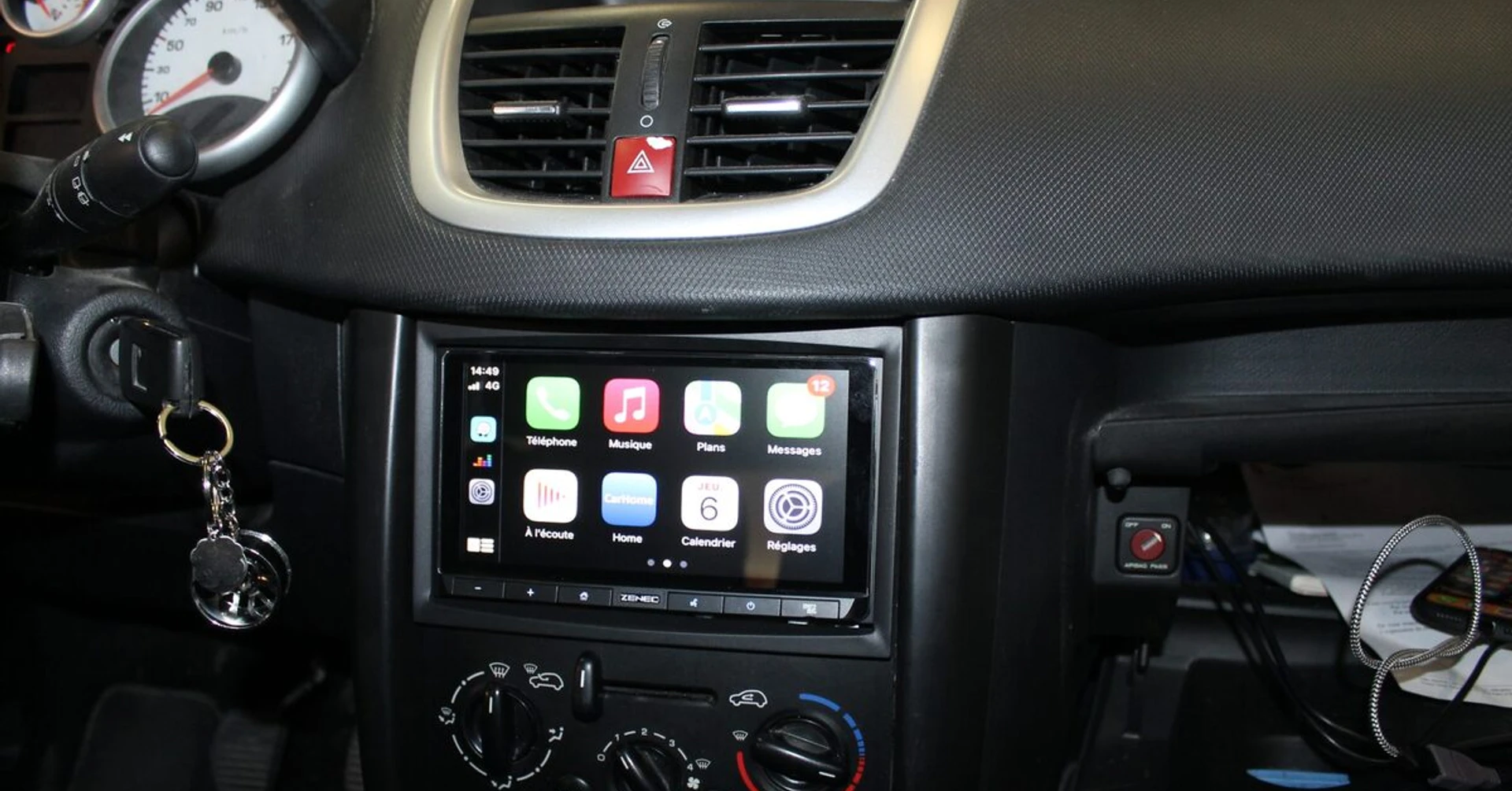 Autoradio CarPlay sur Peugeot 207 à Orange