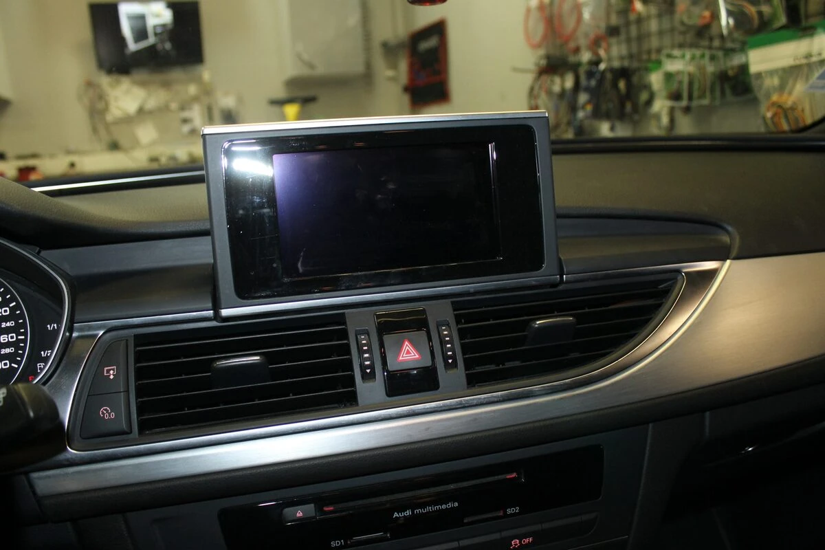 Audi A6 : réparation de l'écran MMI escamotable