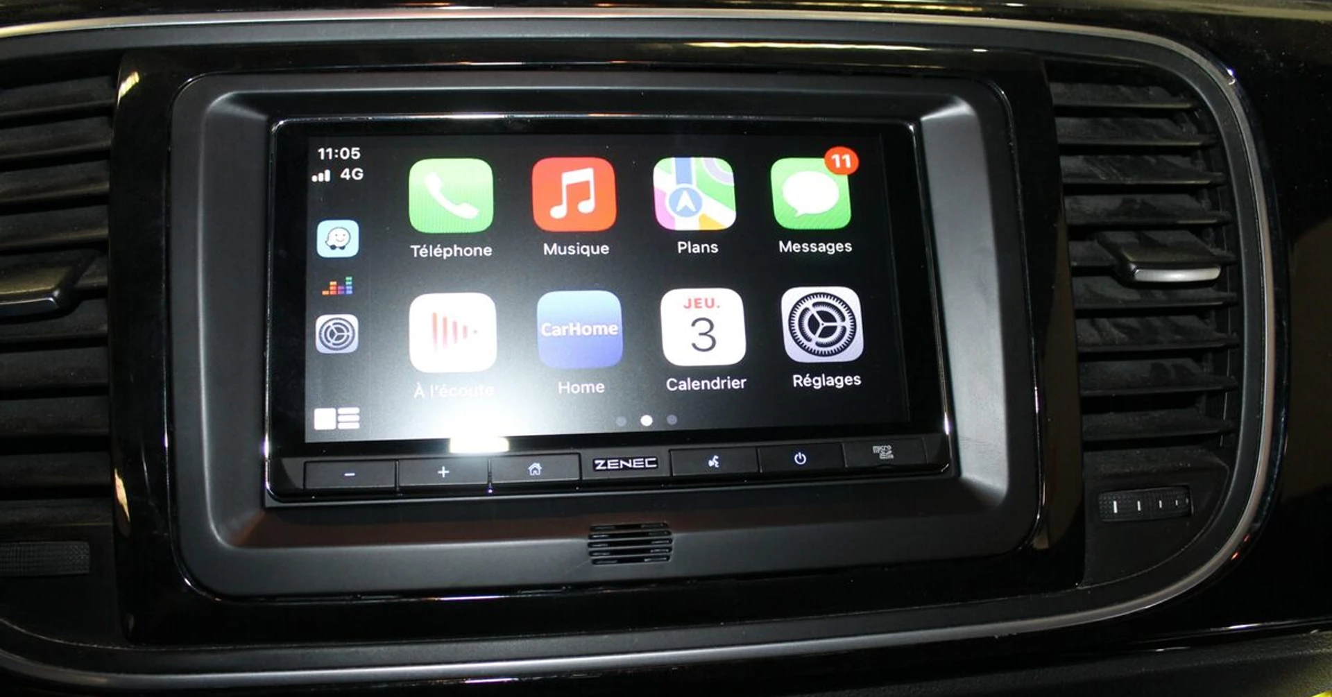 VW Coccinelle : CarPlay Zenec et ampli Fender repris