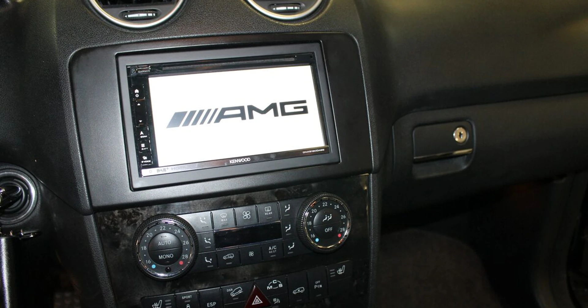 Mercedes ML AMG : Kenwood DNX5190DAB et caméra